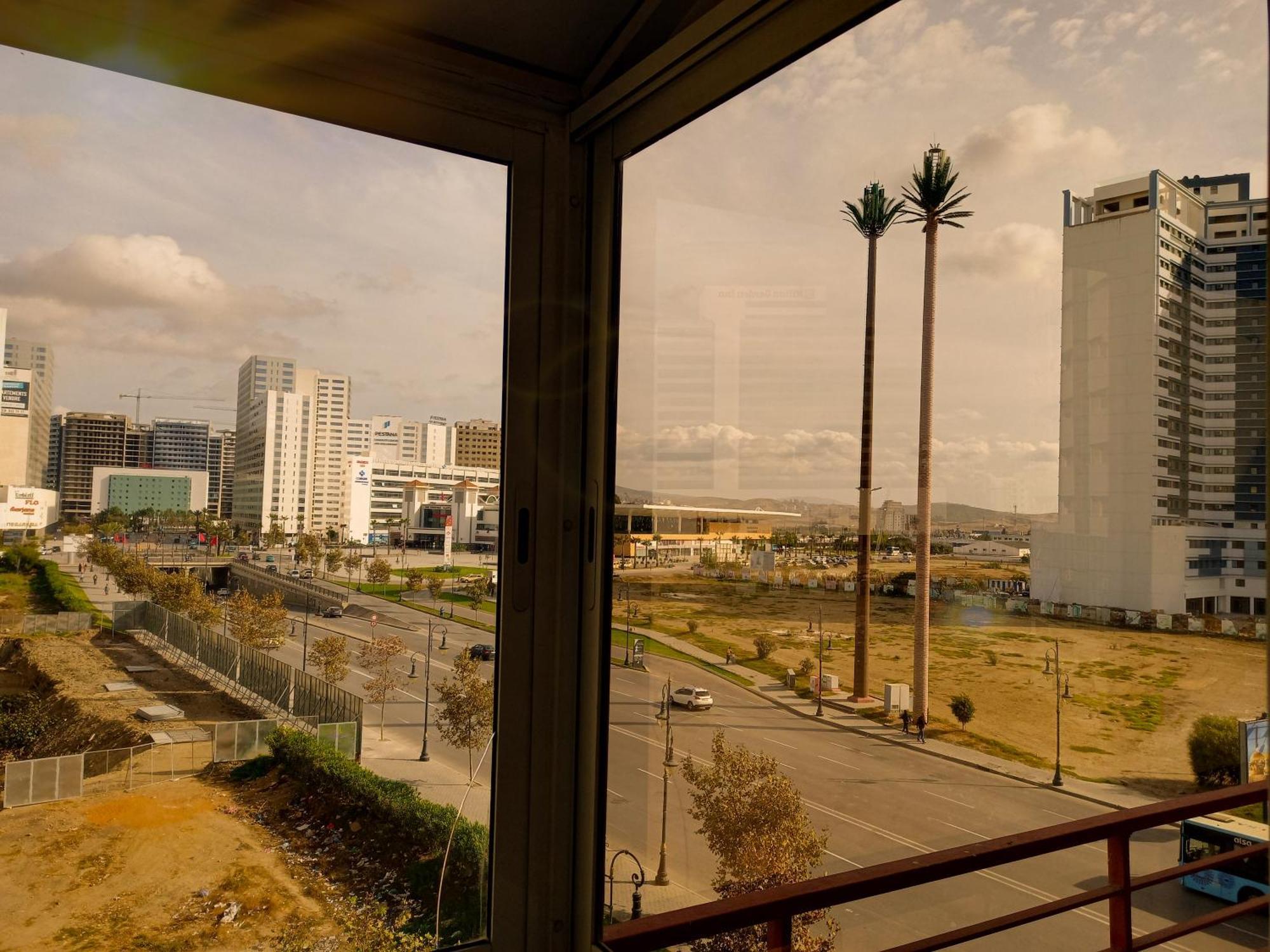 Moderne Appartement Au Plein Centre-Ville En Face Hilton & La Gare De Train Tgv Avec Climatisation طنجة المظهر الخارجي الصورة